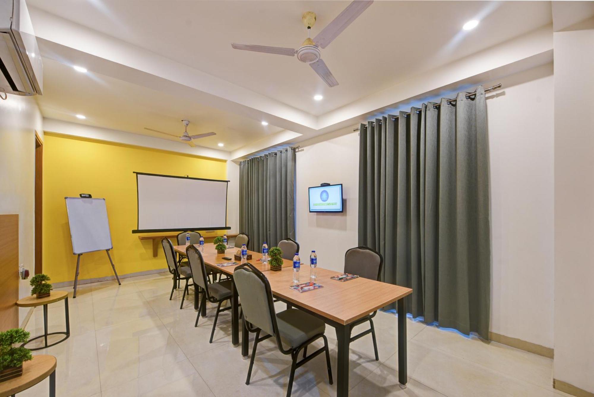 Aamantran Residency Hotel, Sohna Road, Sector 49, Gurugram Gurgaon Eksteriør billede